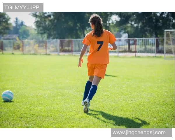 国外足球女孩展现青春活力与拼搏精神的精彩瞬间 国外足球女孩展现青春活力与拼搏精神的精彩瞬间